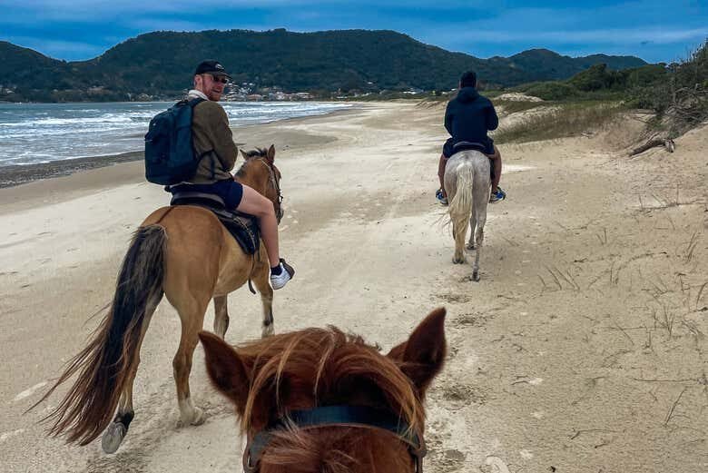 Passeio a Cavalo na Barra da Lagoa – Entre Praia e Reserva Natural!