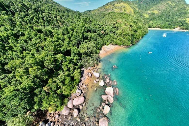 Explore As Maravilhas da Ilha Anchieta: Passeio de Lancha Inesquecível!