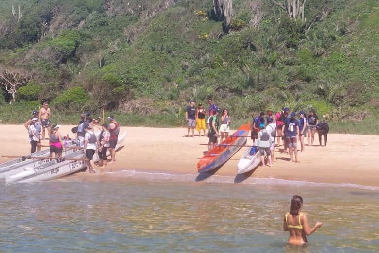 Explore o Litoral de Búzios com um Incrível Passeio de Canoa Havaiana!