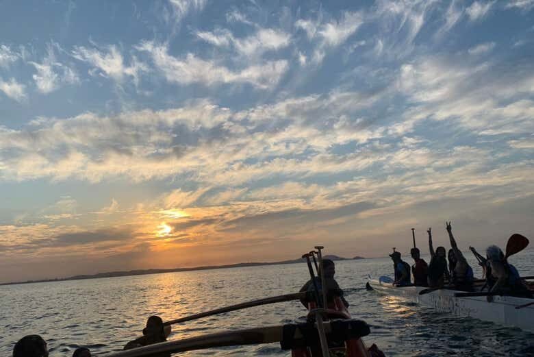 Explore o Litoral de Búzios com um Incrível Passeio de Canoa Havaiana!