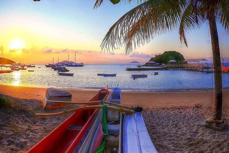 Explore o Litoral de Búzios com um Incrível Passeio de Canoa Havaiana!