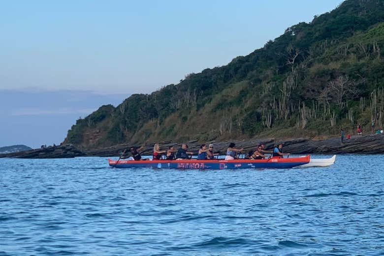 Explore o Litoral de Búzios com um Incrível Passeio de Canoa Havaiana!