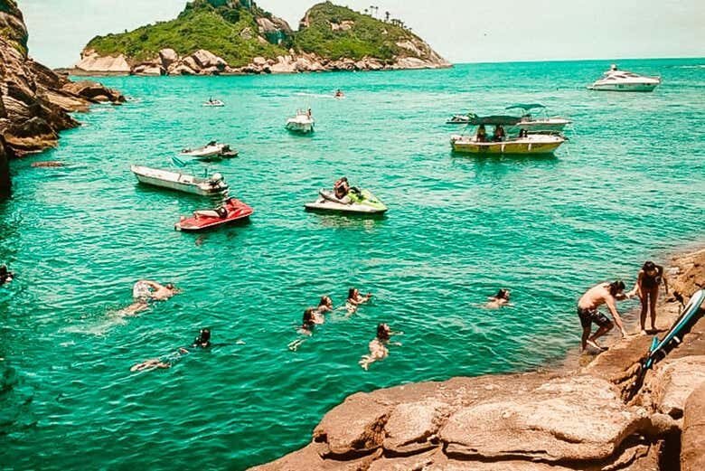 Explore as Belezas do Litoral Carioca: Passeio de Lancha pelas Ilhas da Gigóia e Tijuca!