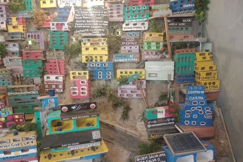 Descubra a Cultura Carioca no Tour pela Favela da Babilônia - Rio de Janeiro!