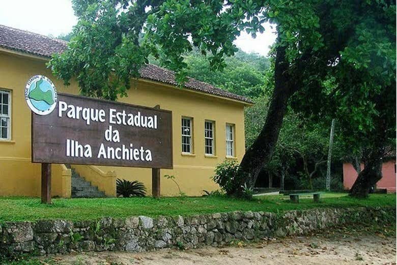 Explore As Maravilhas da Ilha Anchieta: Passeio de Lancha Inesquecível!