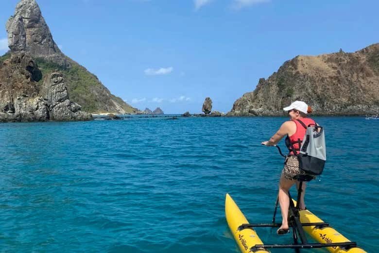 Explore a Beleza de Fernando de Noronha em um Inovador Passeio de Bicicleta Aquática!