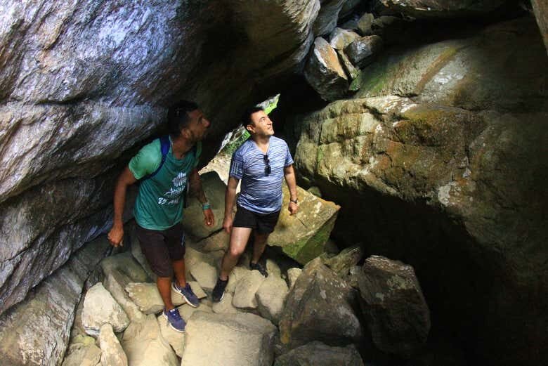 Descubra as Paisagens Deslumbrantes de Fernando de Noronha: Trilha do Piquinho!