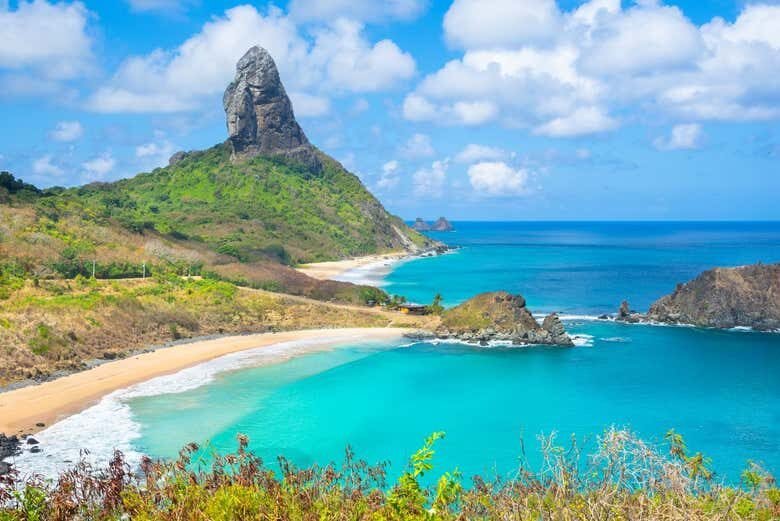 Explore a Beleza de Fernando de Noronha em um Inovador Passeio de Bicicleta Aquática!