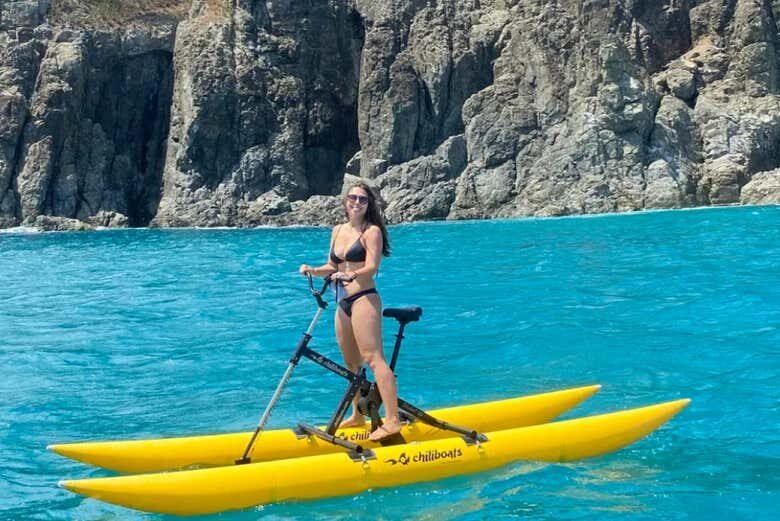 Explore a Beleza de Fernando de Noronha em um Inovador Passeio de Bicicleta Aquática!