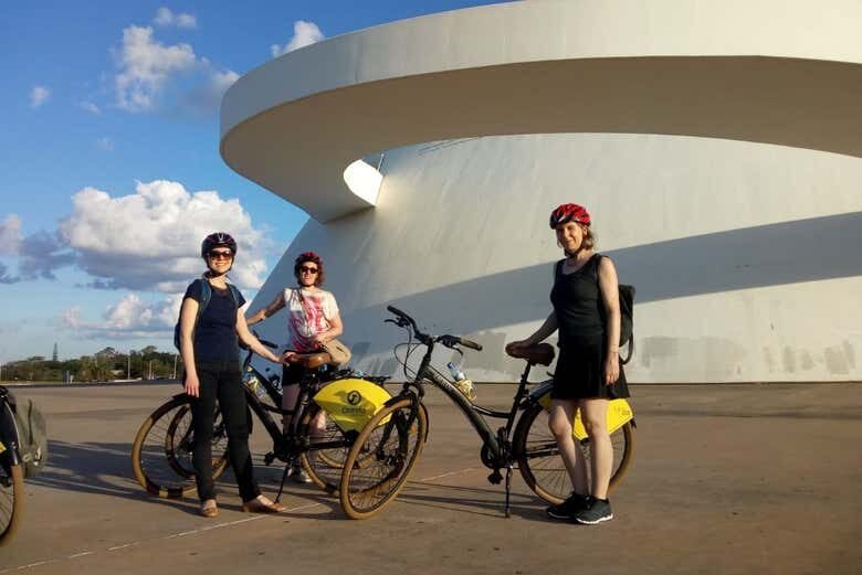Explore Brasília de Bicicleta: Descubra a Capital com Diversão e Saúde!