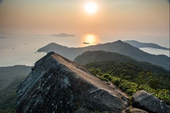 Trilha ao Amanhecer no Pico do Papagaio: Uma Experiência Incrível em Ilha Grande!