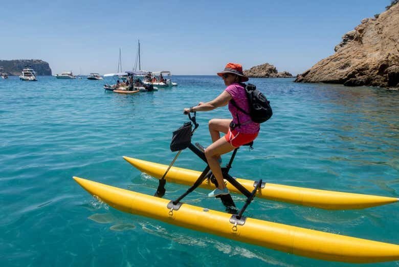 Explore a Beleza de Fernando de Noronha em um Inovador Passeio de Bicicleta Aquática!