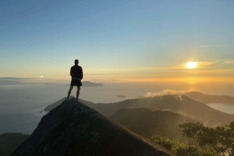 Trilha ao Amanhecer no Pico do Papagaio: Uma Experiência Incrível em Ilha Grande!