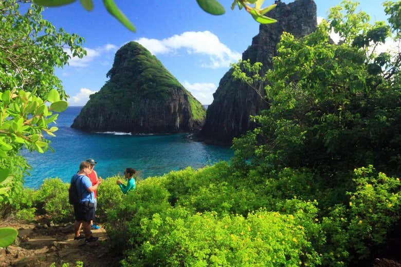 Descubra as Praias Paradisíacas de Fernando de Noronha com a Trilha da Costa Esmeralda!