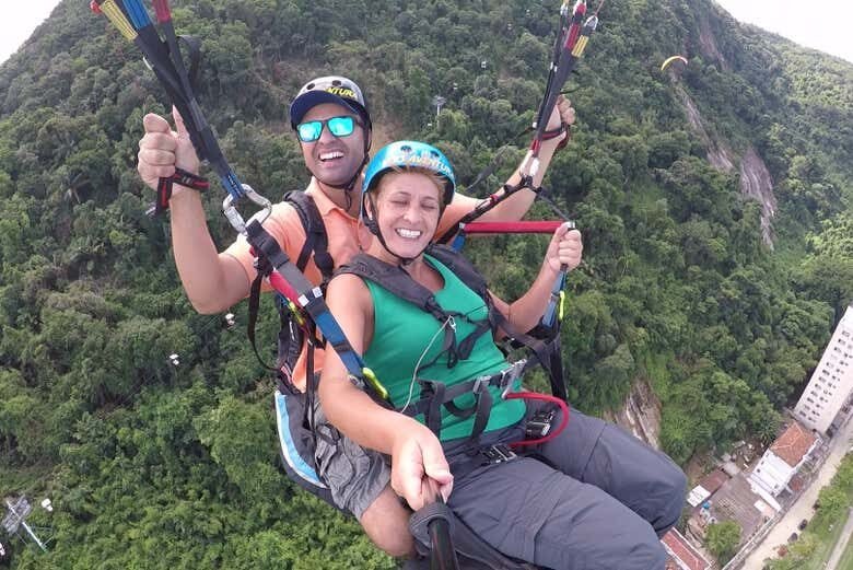 Adrenalina e Beleza Natural: Voo de Parapente sobre São Vicente!