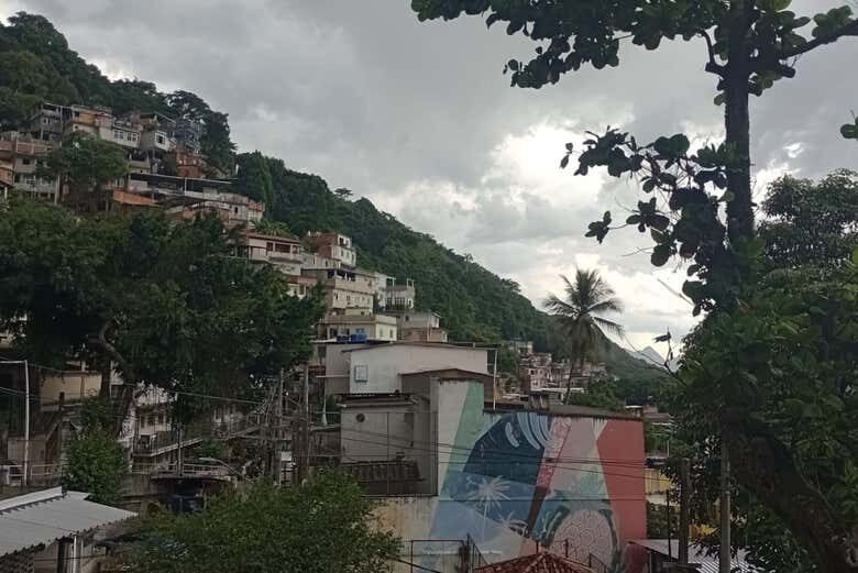 Descubra a Cultura Carioca no Tour pela Favela da Babilônia - Rio de Janeiro!