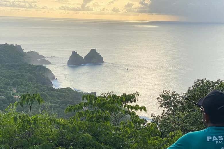Descubra as Paisagens Deslumbrantes de Fernando de Noronha: Trilha do Piquinho!