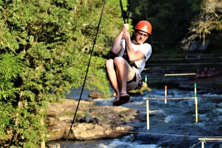 Aventura Radical de Tirolesa em Três Coroas: Voe sobre o Rio Paranhana!