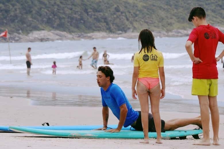 Desfrute de Aulas de Surfe Incríveis nas Praias de Bombinhas!