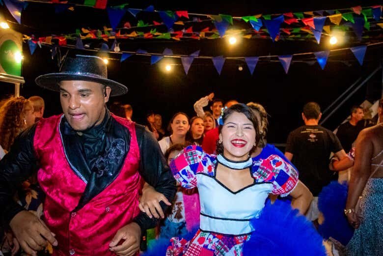 Viva a Cultura Nordestina: Passeio de Barco com Espetáculo Folclórico em João Pessoa!