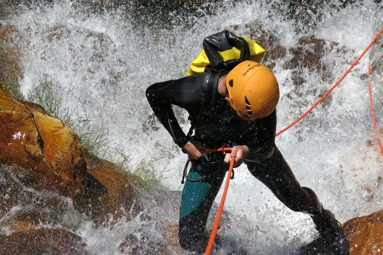 Rapel na Cachoeira Água Fria: Aventura e Adrenalina em Alto Paraíso de Goiás!