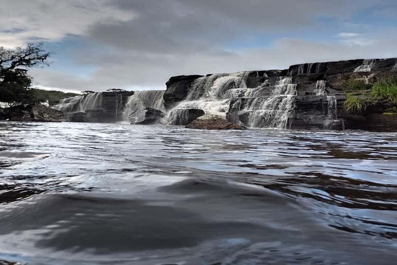 Explore a Magnífica Cachoeira dos Venâncios: Aventura e Beleza Natural em Cambará do Sul!
