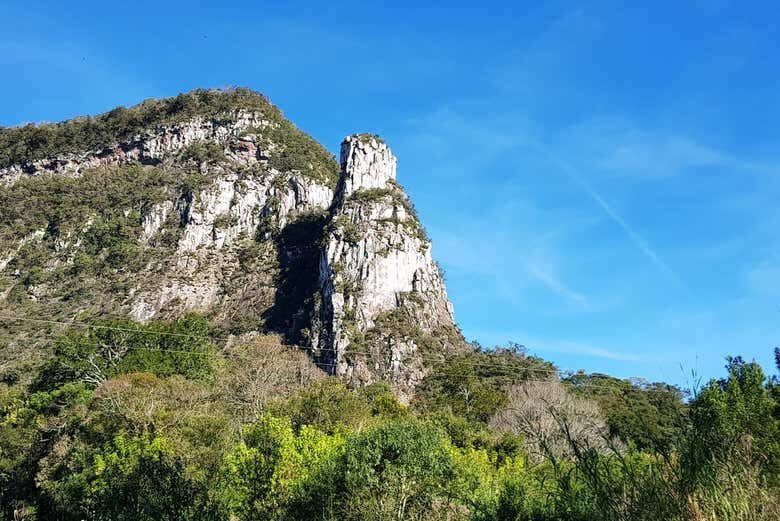 Descubra a Trilha do Dedo de Deus: Aventura na Serra Gaúcha!