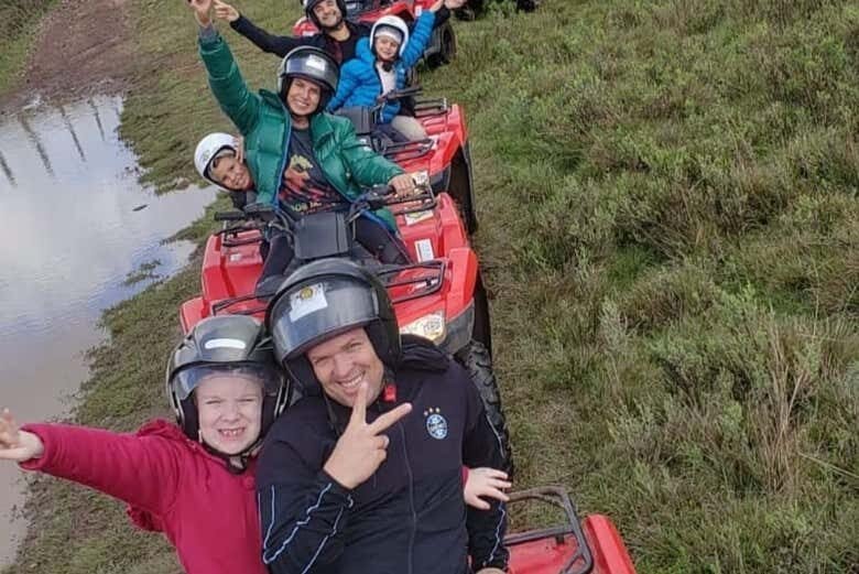 Aventura sobre quatro rodas: Passeio de Quadriciclo em Cambará do Sul!