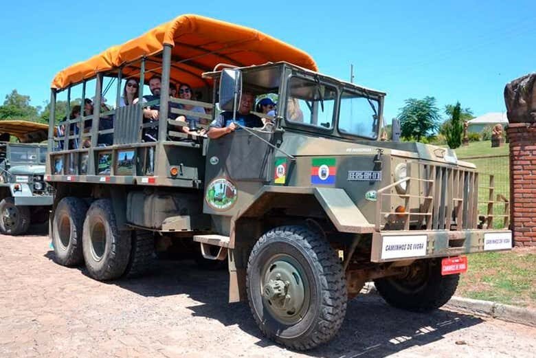 Aventura Colonial sobre Rodas: Passeio de Caminhão Militar em Ivorá e Quarta Colônia!
