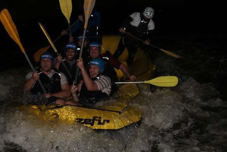 Aventuras Noturnas: Rafting sob a Luz da Lua em Três Coroas!