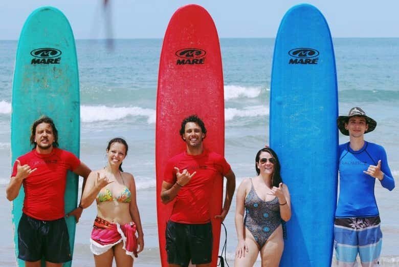 Desfrute de Aulas de Surfe Incríveis nas Praias de Bombinhas!