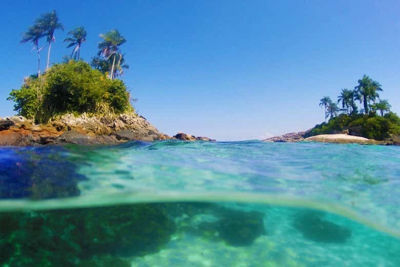 Explore as Praias Paradisíacas de Angra dos Reis com Passeio de Lancha!