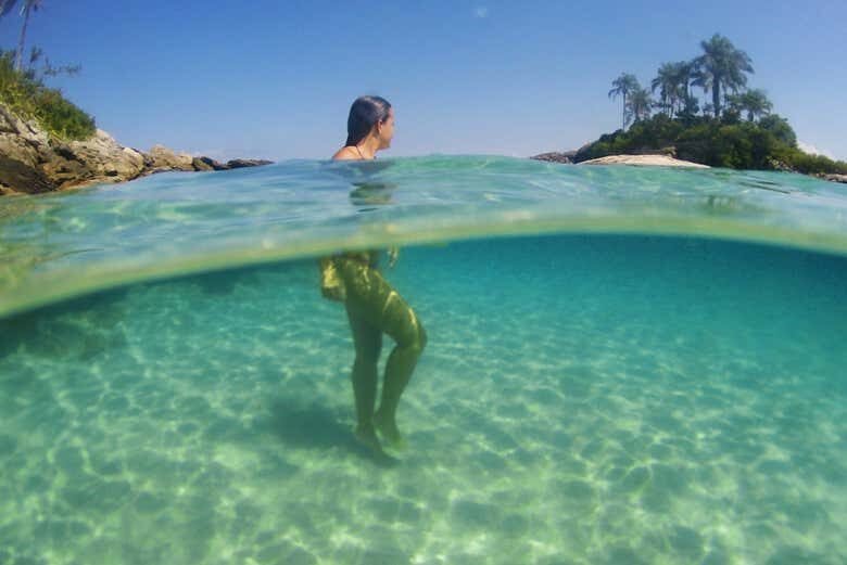 Explore as Praias Paradisíacas de Angra dos Reis com Passeio de Lancha!