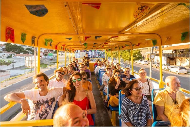 Conheça Campina Grande em um Party Bus cheio de forró e cultura!