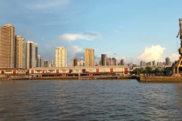 Belém ao Entardecer: Passeio de Barco com Carimbó na Baía do Guajará!