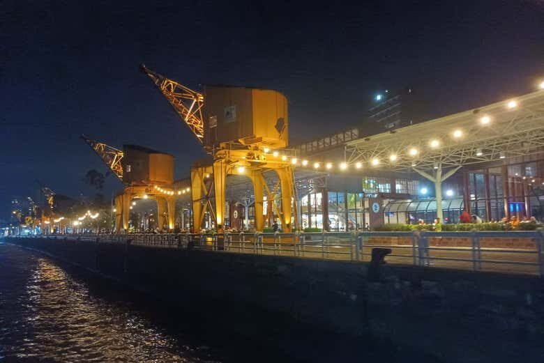 Belém ao Entardecer: Passeio de Barco com Carimbó na Baía do Guajará!