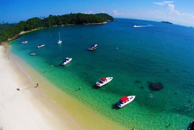 Explore as Praias Paradisíacas de Angra dos Reis com Passeio de Lancha!