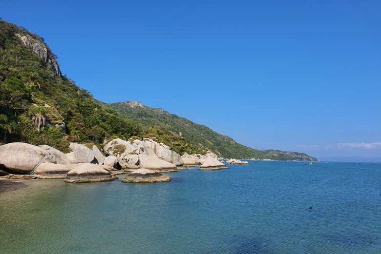 Tour pelas Praias de Bombinhas: Descubra o Paraíso do Sul do Brasil!