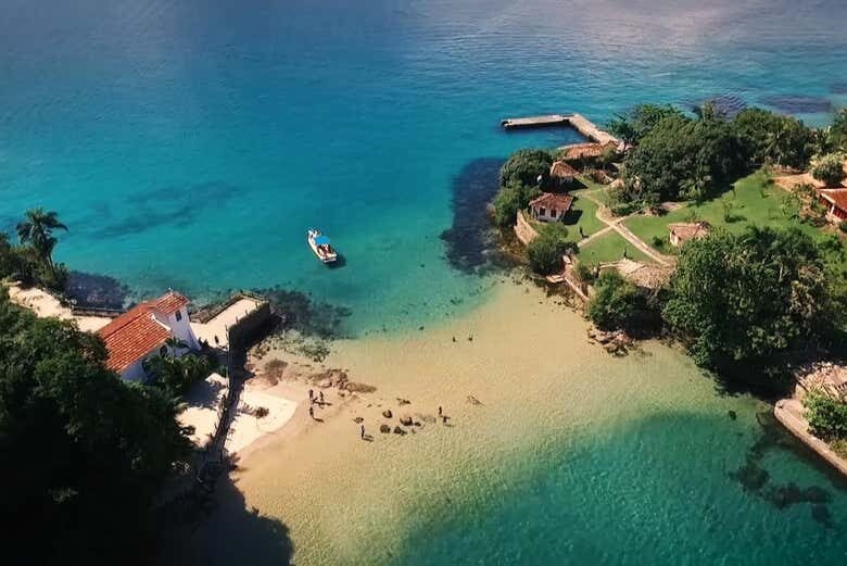 Explore as Praias Paradisíacas de Angra dos Reis com Passeio de Lancha!