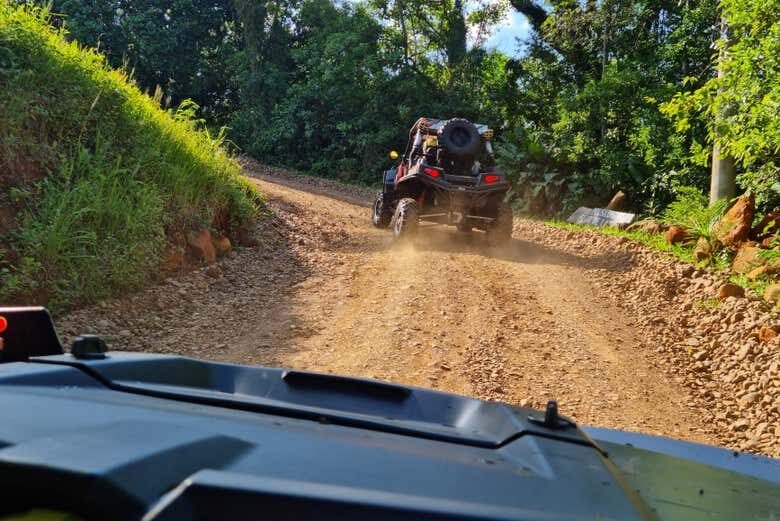 Aventura 4x4 de UTV: trilhas, cachoeiras e muita adrenalina!