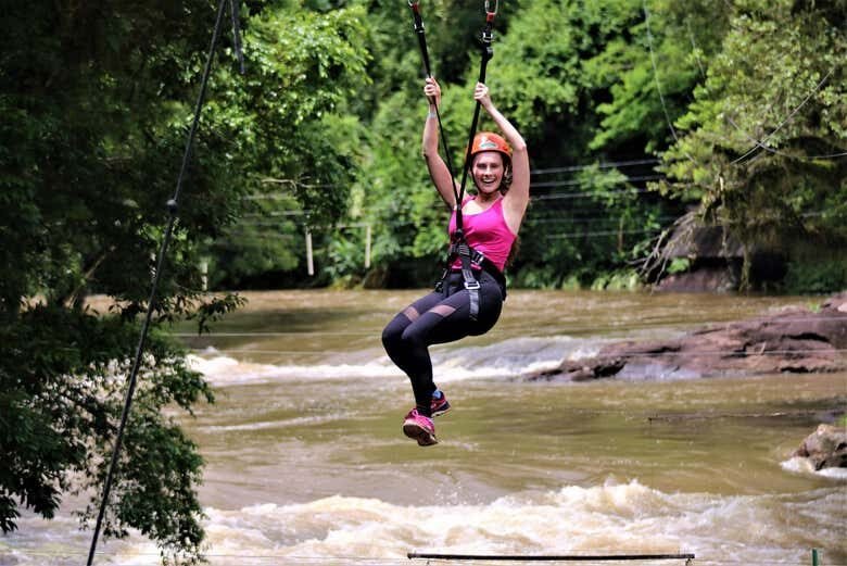 Aventura Radical de Tirolesa em Três Coroas: Voe sobre o Rio Paranhana!