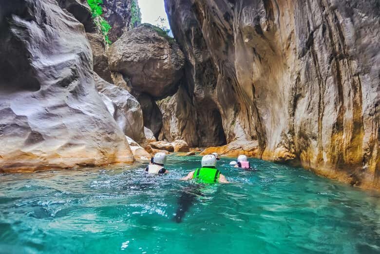 Aventura Aquática na Chapada dos Veadeiros com Piquenique Delicioso!