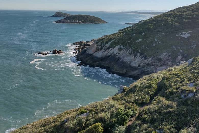 Trilha pelo Farol de Imbituba: Descubra a História e Beleza de Santa Catarina!
