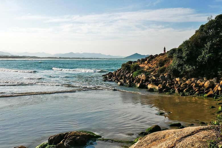 Descubra as Praias Secretas de Imbituba: Trilha da Praia dos Amores à Praia D'Água!