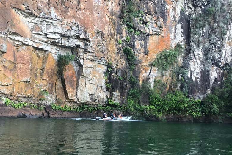 Cânions e Lendas da Usina de Itaúba: Passeio de Barco Inesquecível!
