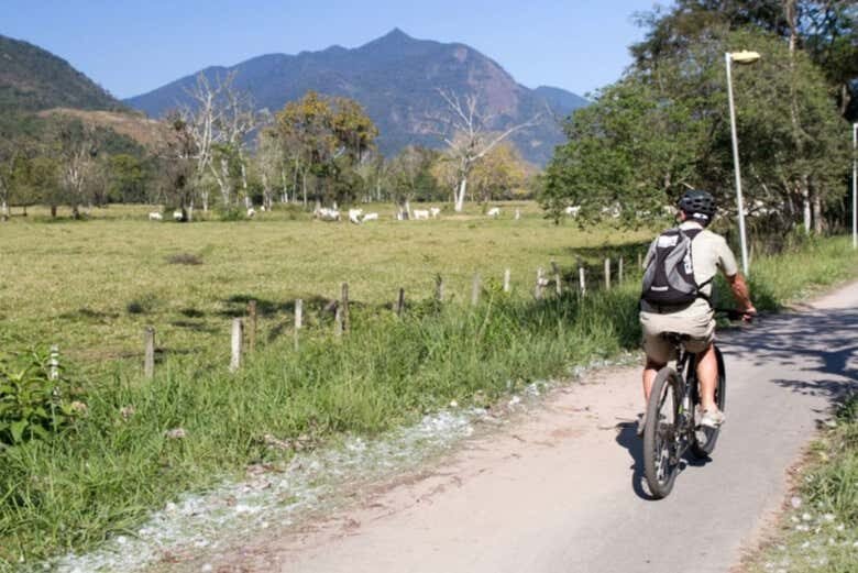 Paraty Sobre Duas Rodas: Tour de Bicicleta pelo Centro Histórico e Arredores!