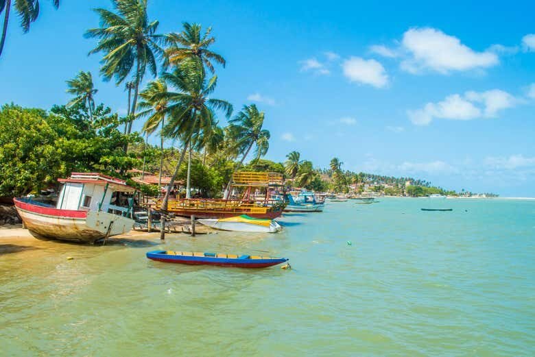 Paraíso Tropical em Barra do Cunhaú: Praias, Rio e Passeio de Barco!