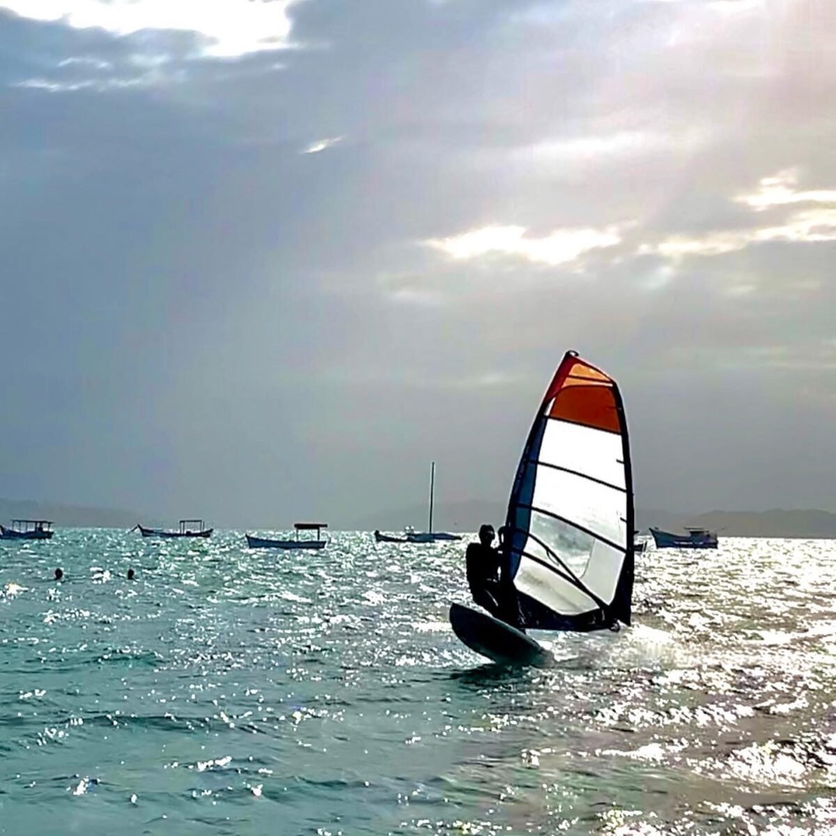 Aula de Windsurf em Florianópolis: Aprenda a Deslizar Sobre o Mar!