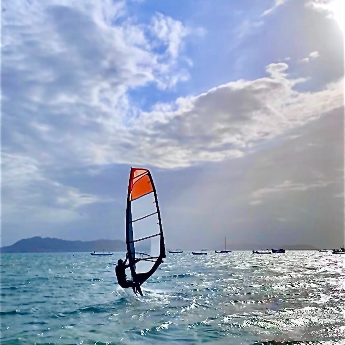 Aula de Windsurf em Florianópolis: Aprenda a Deslizar Sobre o Mar!