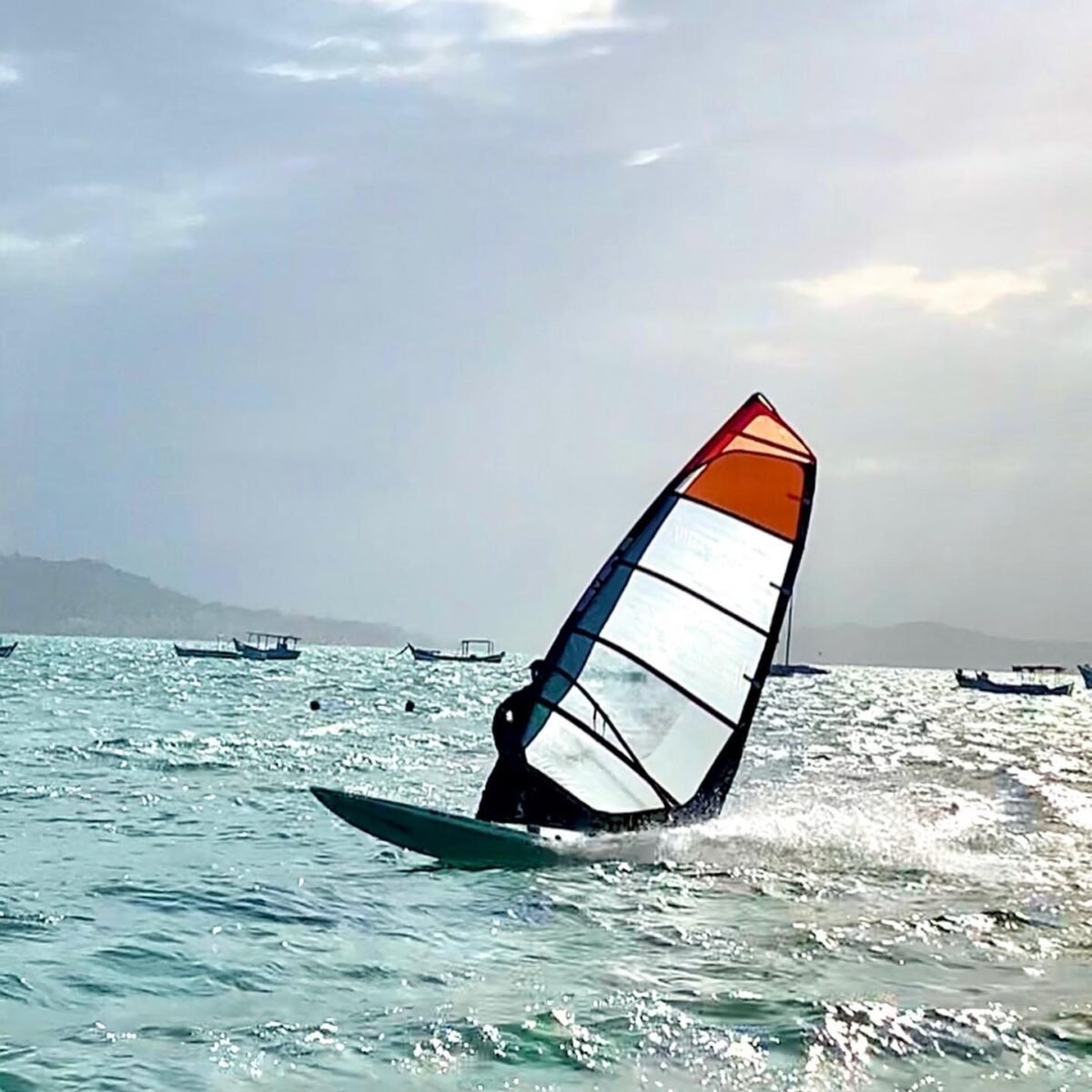 Aula de Windsurf em Florianópolis: Aprenda a Deslizar Sobre o Mar!